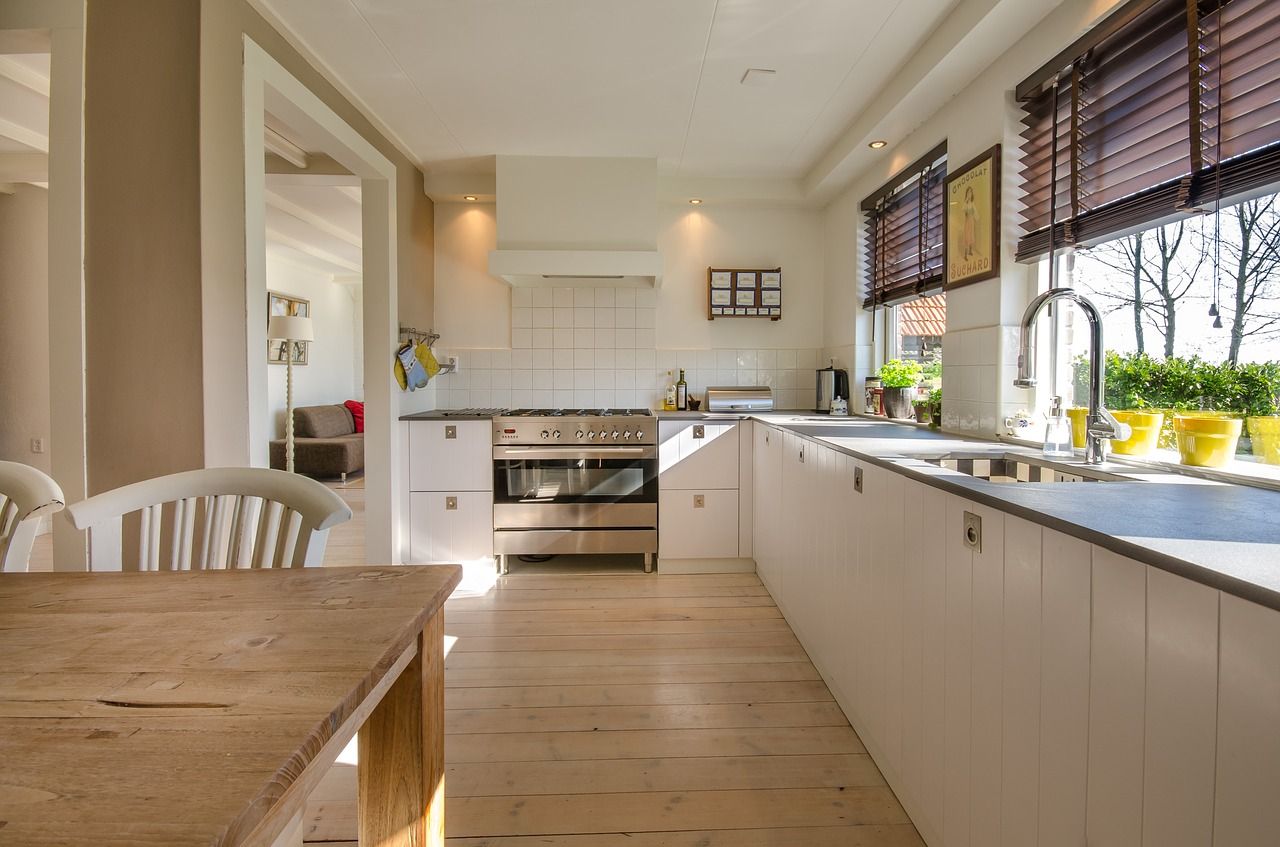 Drewno czy parkiet – co sprawdzi się w kuchni?