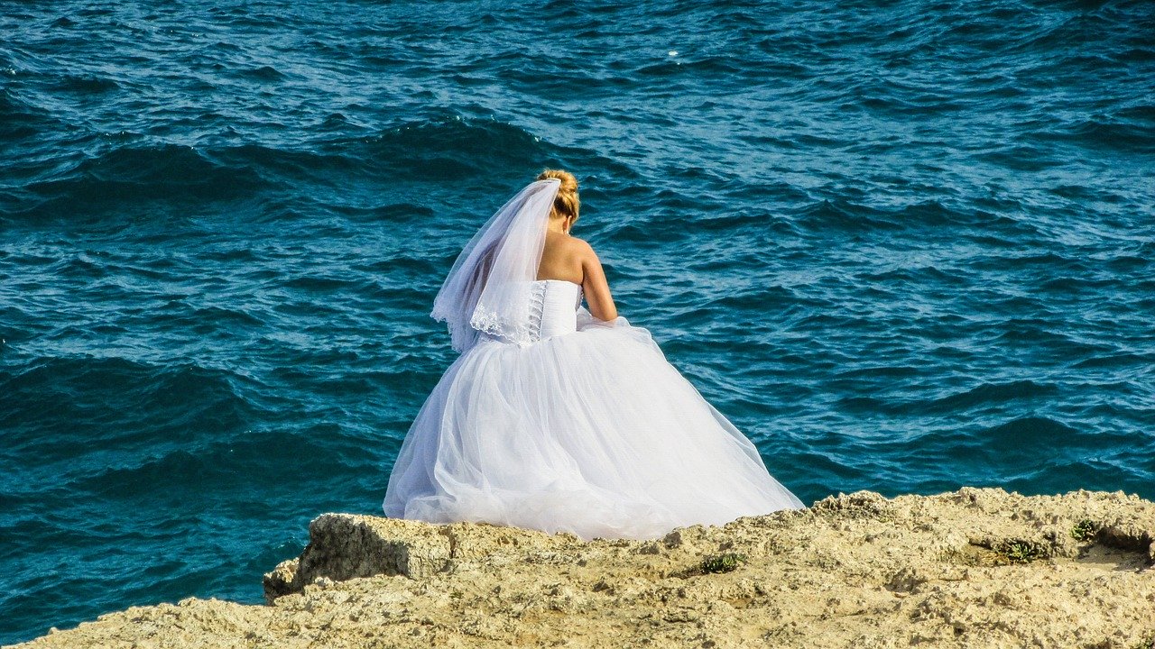 Tradycje i przesądy związane z wyborem sukni ślubnej