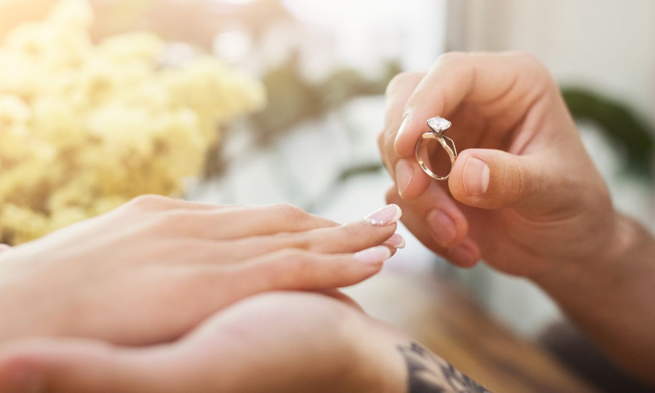 Czym kierować się podczas wyboru pierścionka zaręczynowego?