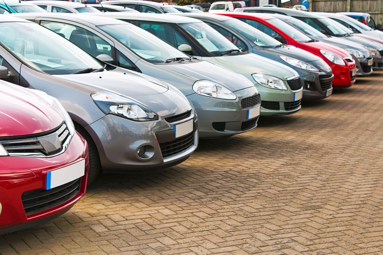 Profesjonalne skupy aut – z jakimi usługami wiąże się ich działalność
