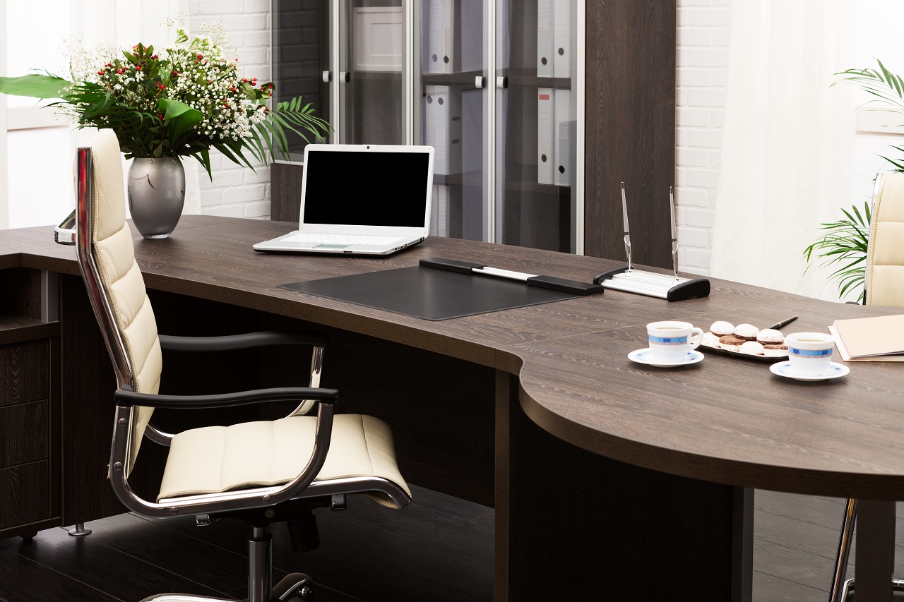 Jak wybrać wygodne i efektownie wyglądające krzesło do domowego biura?