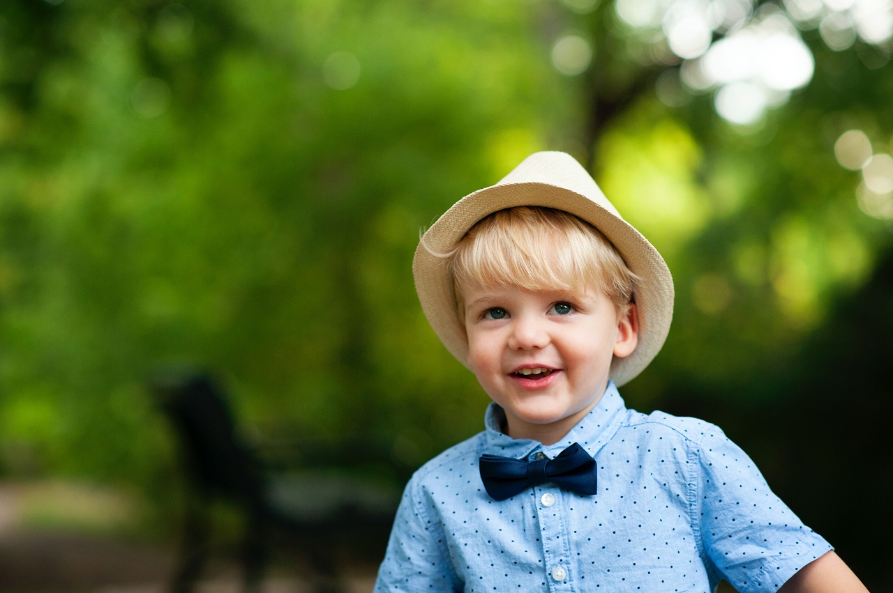 Moda dziecięca – jaki strój kupić dla chłopca na wesele?