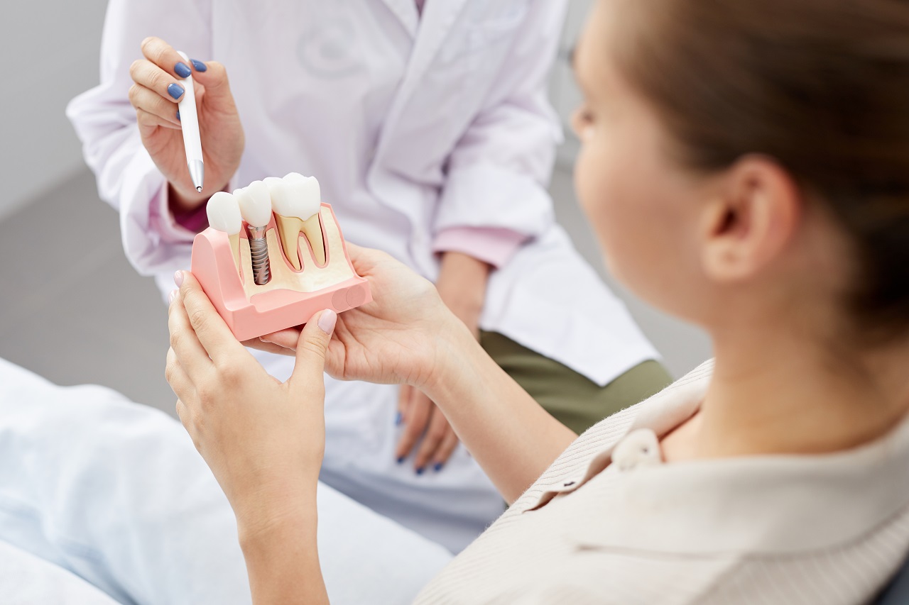 Metody odtwarzania brakujących zębów – którą z nich wybrać?