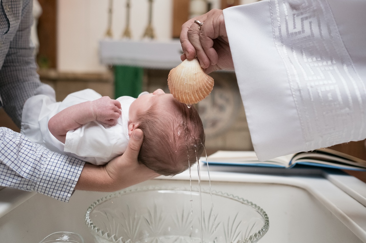 Pamiątka chrztu – co okaże się najlepszym podarkiem dla nowego członka kościoła?