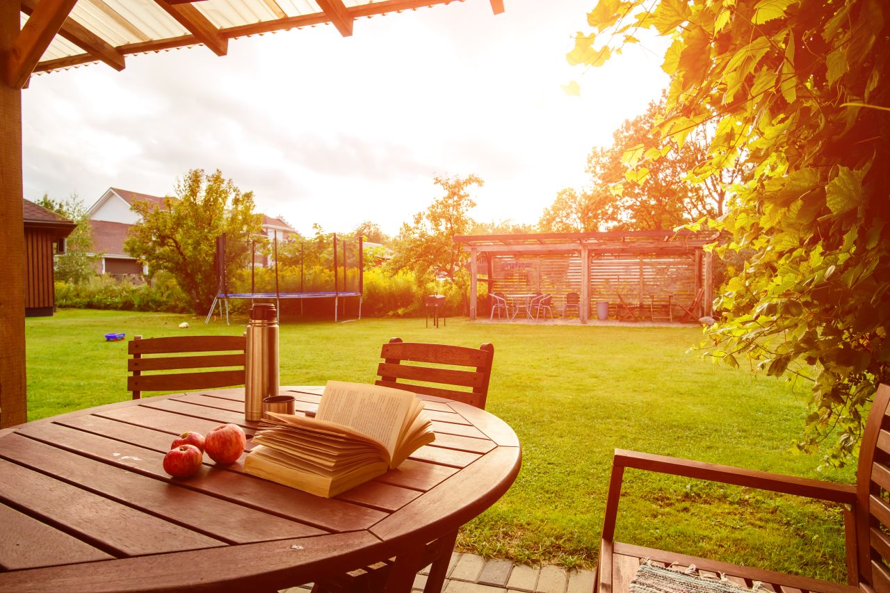 Jak ochronić meble ogrodowe przed słońcem?