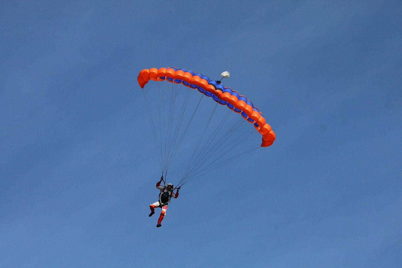 Szkolenie spadochronowe – co warto o nim wiedzieć?